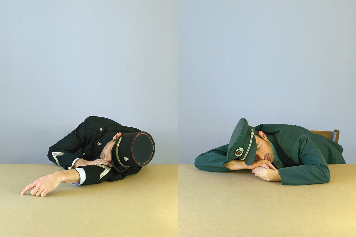 Nebeneinander zwei Fotos von zwei schlafenden Zöllnern, links ein französischer und schwarzer Uniform, rechts ein deutscher in grüner Uniform. Sie sind über ihre Schreibtische gebeugt.